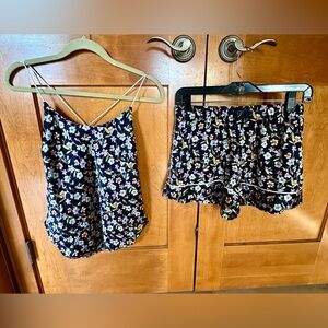 Victoria’s Secret Cami top & shorts sleep set. Size:small